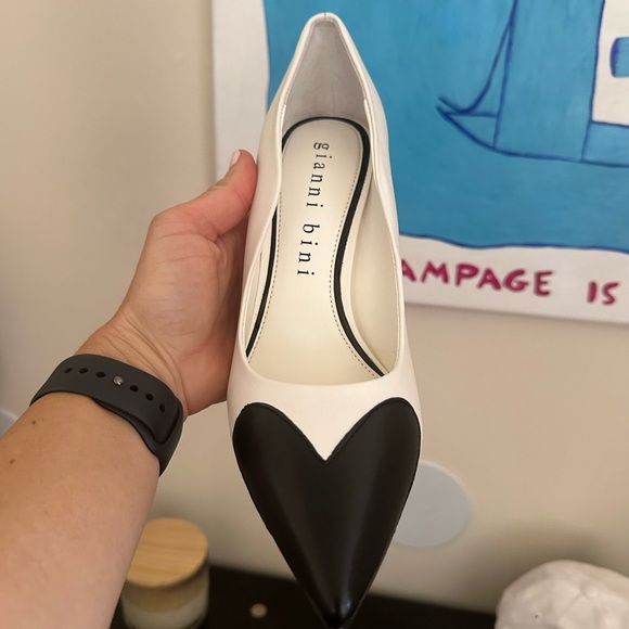 Gianni Bini Theatwo Leather Hearts scalloped Pointed toe Pumps - Picture 4 of 5